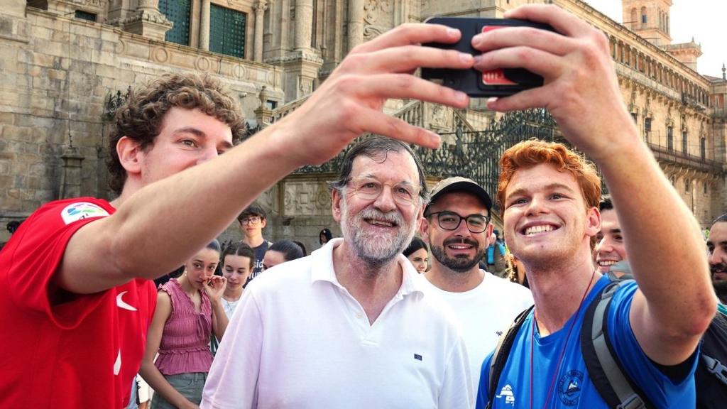 Mariano Rajoy se hace un 'selfie' con varios turistas a su llegada a la Plaza del Obradoiro de Santiago de Compostela.