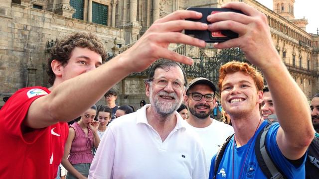 Mariano Rajoy se hace un 'selfie' con varios turistas a su llegada a la Plaza del Obradoiro de Santiago de Compostela.