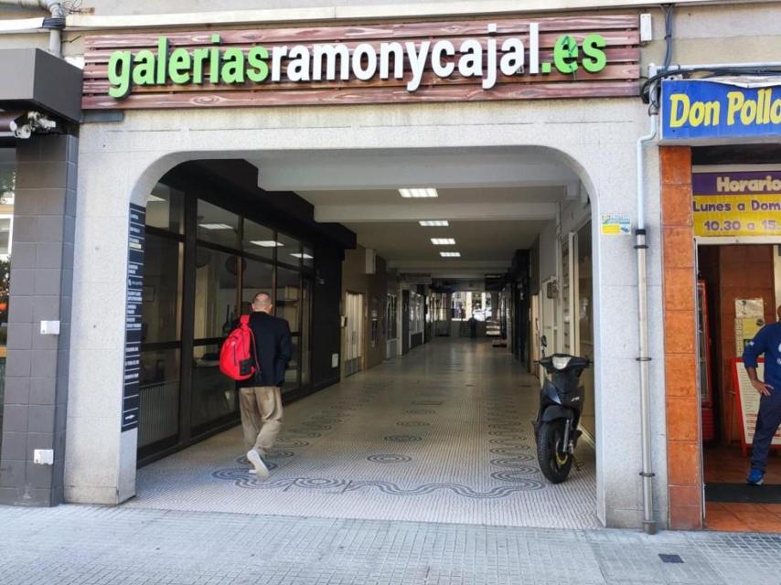 Acceso por Ramón y Cajal a las galerías de la zona.
