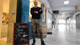 Paco Castro Santé, en las galerías junto a su charcutería y frutería en las galerías de Ramón y Cajal.