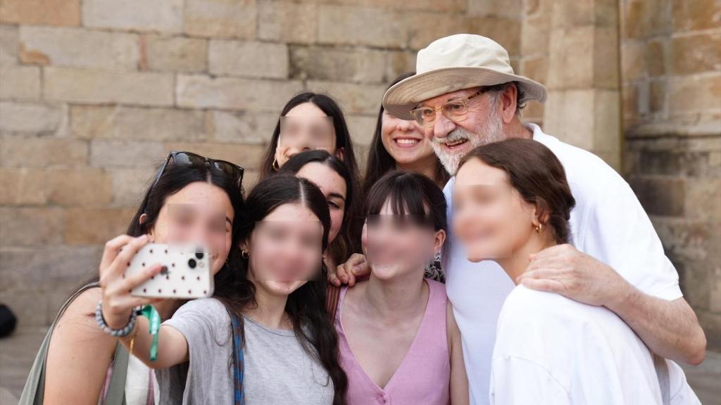 El expresidente de Gobierno se hace fotos con un grupo de jóvenes en la capital gallega.