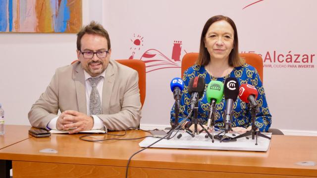 Javier Ruiz y Rosa Melchor en rueda de prensa.