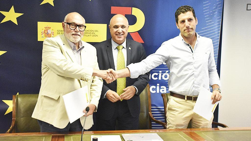 De izquierda a derecha: Francisco Rodríguez Mulero, presidente de Seiasa, Jacinto Canales, subdelegado del Gobierno en Valladolid y Juan Mateo Rodríguez, presidente de la Comunidad de Regantes de Macías Picavea.