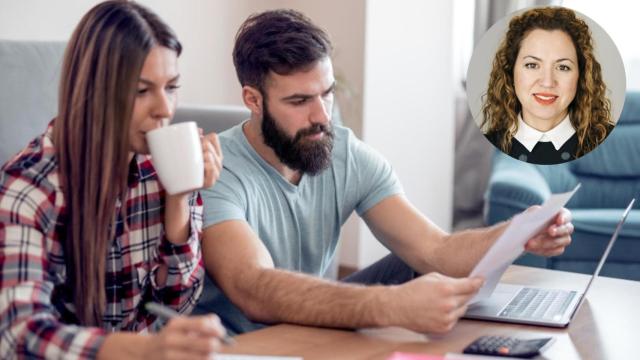 Montaje de Rocio Ocaña con una pareja haciendo cuentas.
