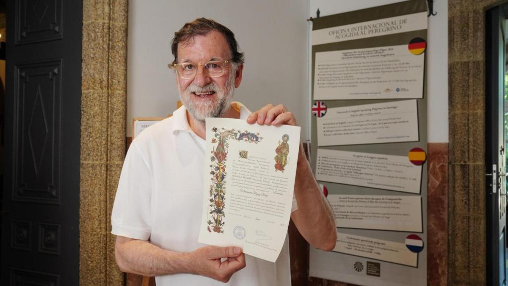 Mariano Rajoy posa con la Compostela tras finalizar el Camino de Santiago, el pasado 17 de junio.