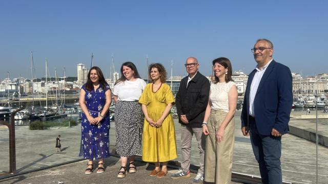 Los diputados del BNG de la provincia de A Coruña posan ante los medios.