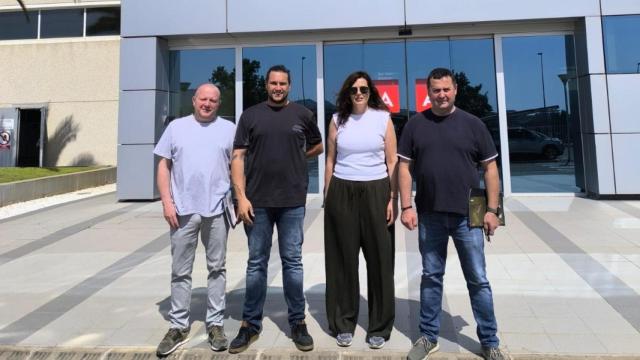 Tres docentes gallegos de FP apoyarán la unidad quirúrgica móvil de Diego González Rivas