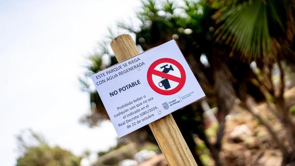 Cartel informativo sobre el uso de agua regenerada.
