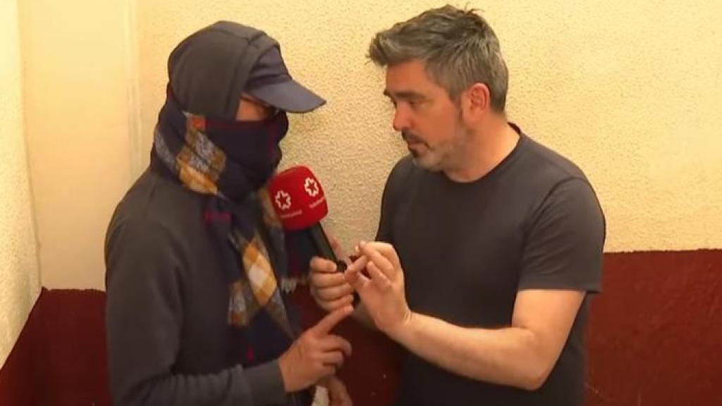 No quiere mostrar el rostro por miedo a represalias.