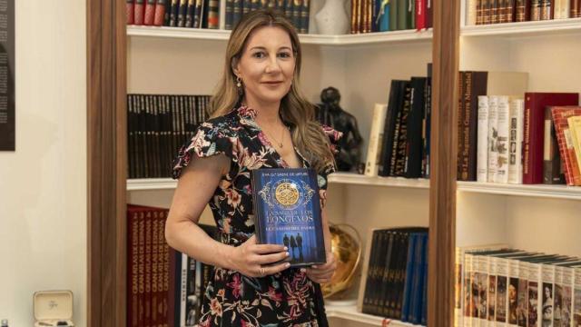 Eva García Sáenz de Urturi con un ejemplar de 'El camino del padre'. Foto: Grupo Planeta