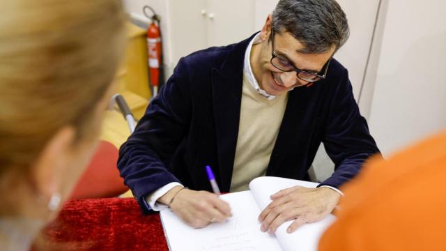 Eduardo Sánchez Butragueño firmando un ejemplar de 'Toledo Olvidado 6'.