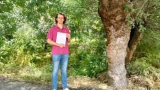 Arturo Barbero junto a la queja presentada ante el Procurador del Común de Castilla y León