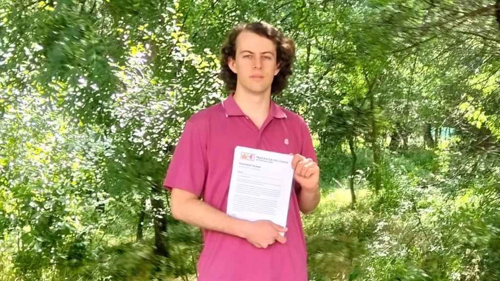 Arturo Francisco junto a la queja presentada ante el Procurador del Común de Castilla y León