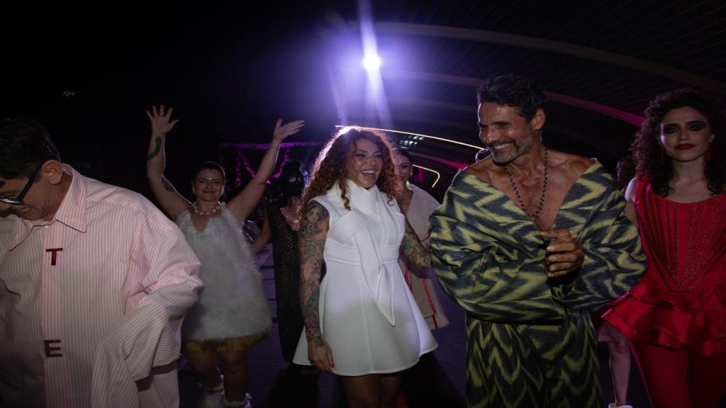 La Terremoto de Alcorcón y Eduardo Navarrete celebran el desfile de Torrevieja Weekend entre luces y aplausos.