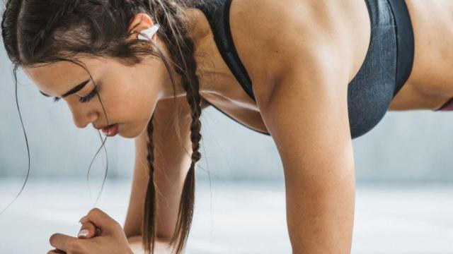 Olvídate de pagar un dineral por unos auriculares de conducción ósea: estos cuestan menos de 30€ en Amazon