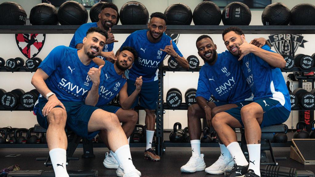 Varios jugadores del Al Hilal, en el gimnasio antes de medirse al Real Madrid.