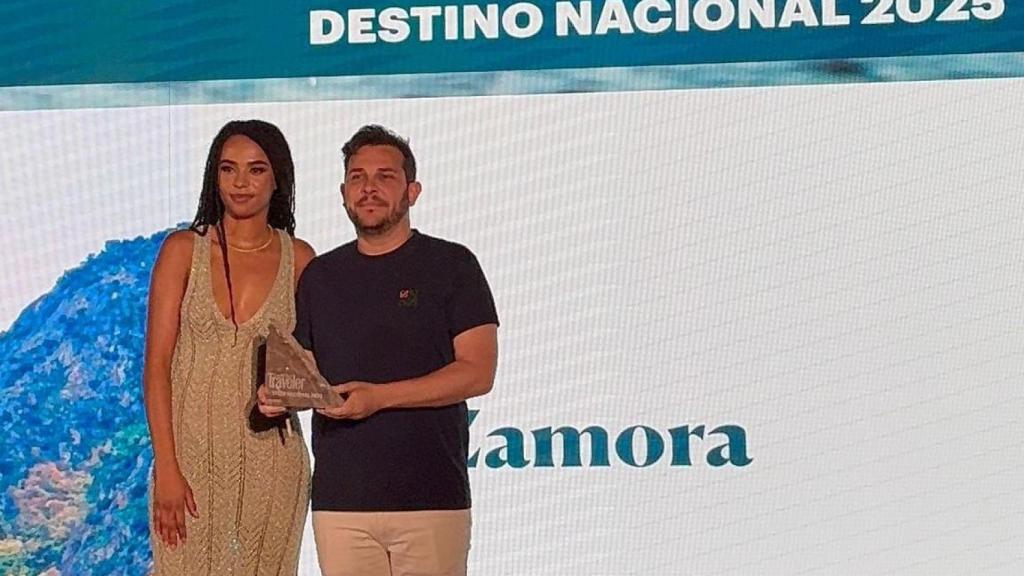 El vicepresidente primero de la Diputación de Zamora y diputado de Educación, Cultura y Turismo, Víctor López de la Parte, recoge el premio como Destino Nacional 2025 de Condé Nast Traveler