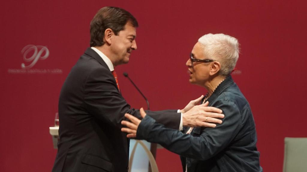 Dora García recoge el Premio Castilla y León de las Artes 2024 de manos del presidente de la Junta Alfonso Fernández Mañueco