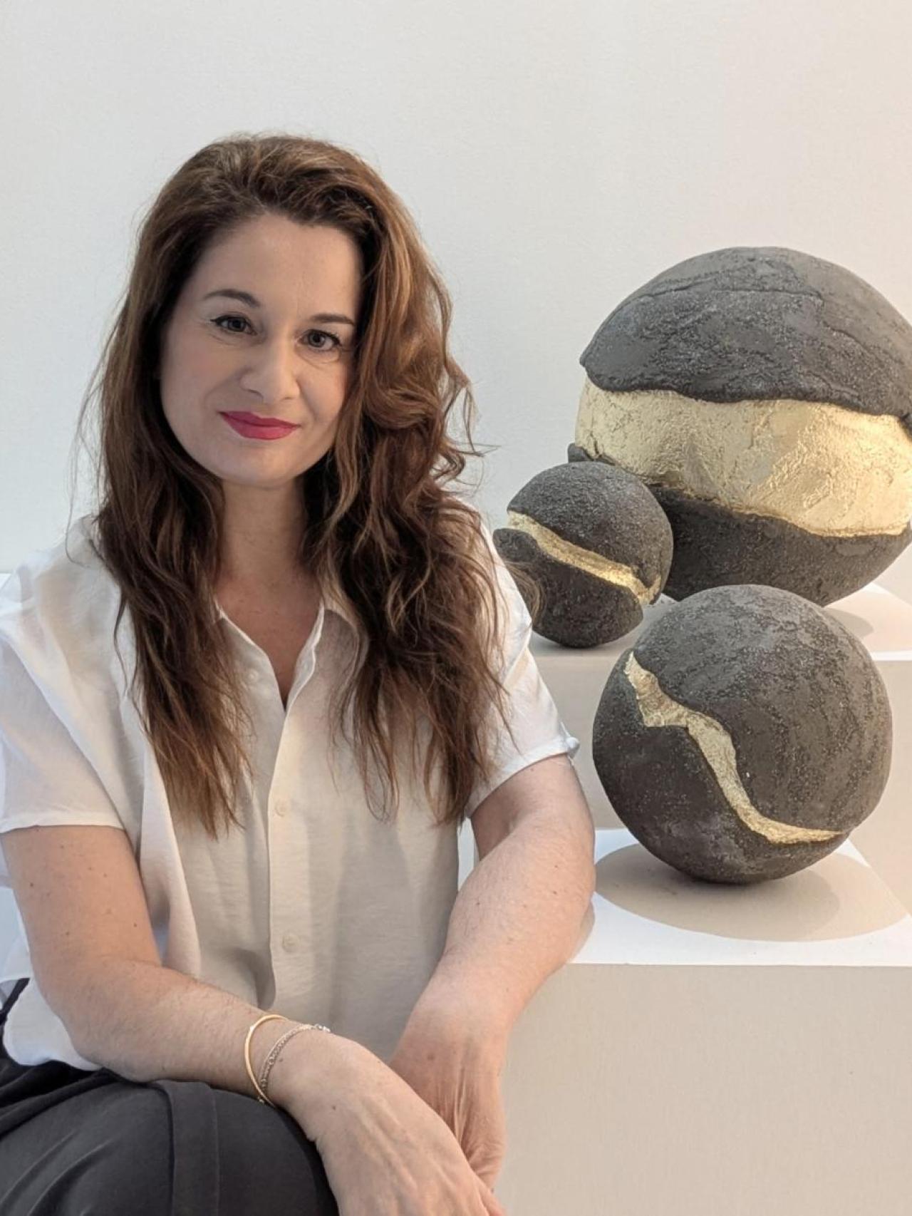 Ana Melo con obra de Ana Iturrate.