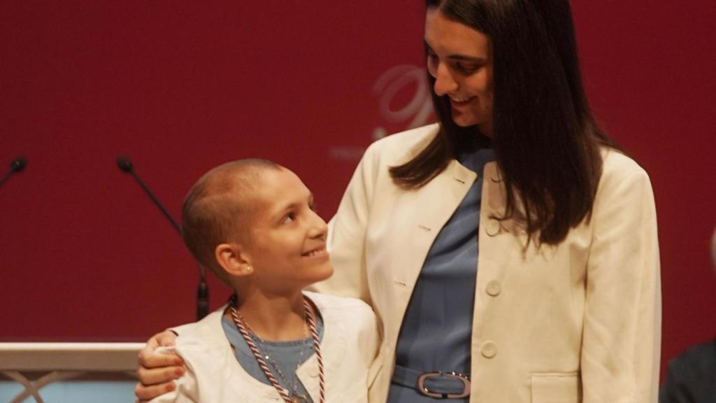 María Caamaño, premio Valores Humanos, posa con el premio