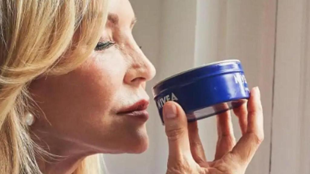 Carmen Lomana oliendo un lata de Crema Nivea.