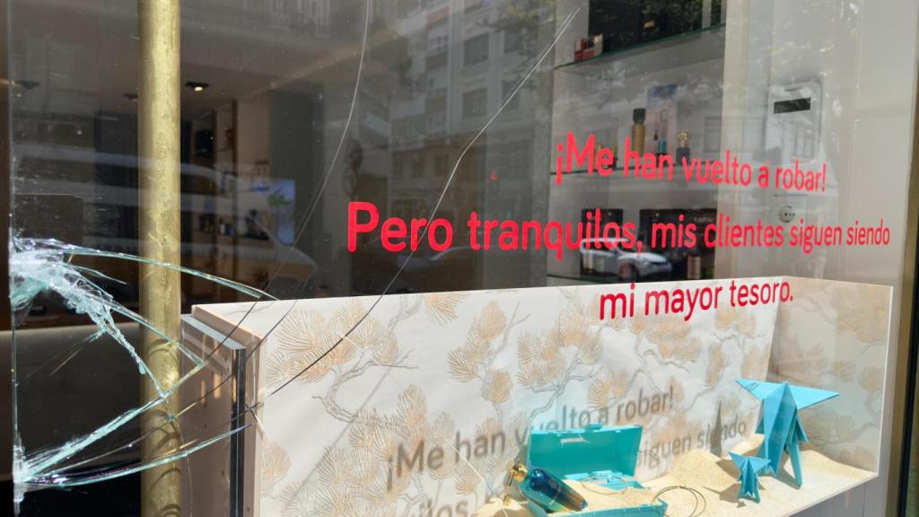 Escaparate de la perfumería Amusko esta mañana.