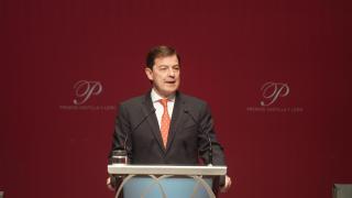 El presidente de la Junta, Alfonso Fernández Mañueco, durante su intervención en la entrega de los Premios de Castilla y León, este miércoles