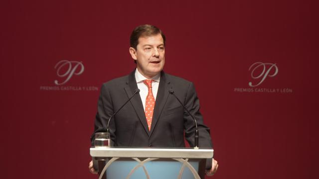 El presidente de la Junta, Alfonso Fernández Mañueco, durante su intervención en la entrega de los Premios de Castilla y León, este miércoles