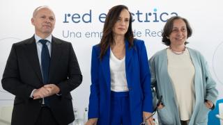 La presidenta no ejecutiva de Redeia, Beatriz Corredor; el CEO de Redeia, Roberto García Merino, y la directora general de Operación de Red Eléctrica, Concha Sánchez, ofrecen una rueda de prensa en la sede de Red Eléctrica en Tres Cantos.