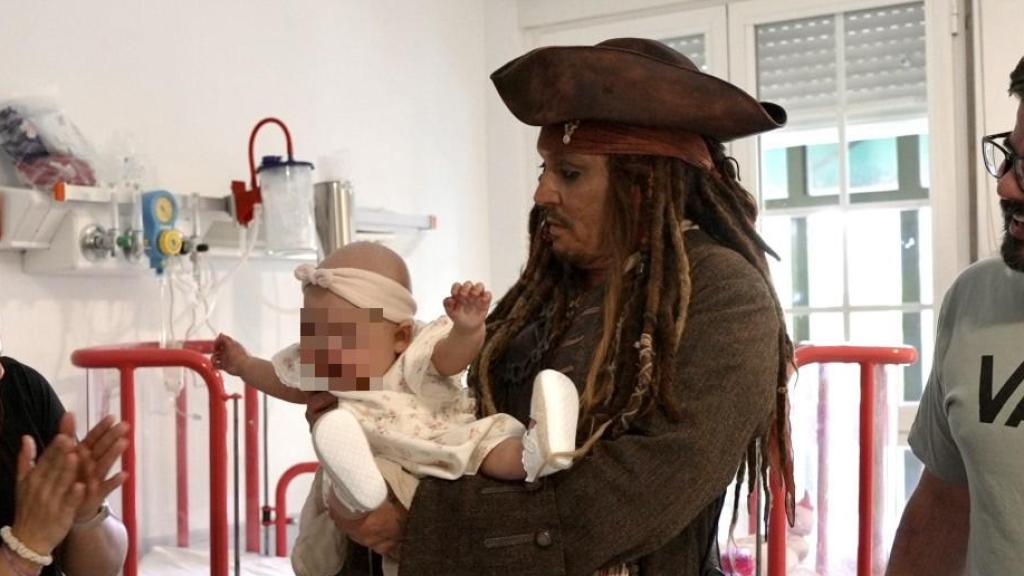 Johnny Depp, en su visita por sorpresa al hospital Niño Jesús de Madrid vestido de Jack Sparrow.