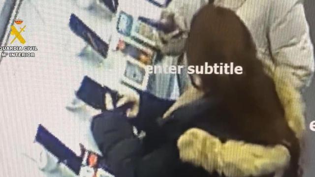 Una madre y su hija robando un móvil valorado en más de 800 euros