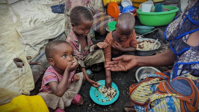 Niños alimentándose de la escasa comida que tienen en RDC.