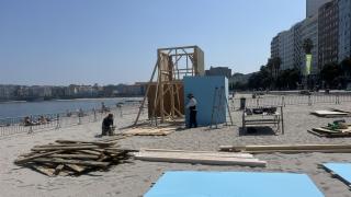 Montaje de la falla de San Juan en A Coruña.