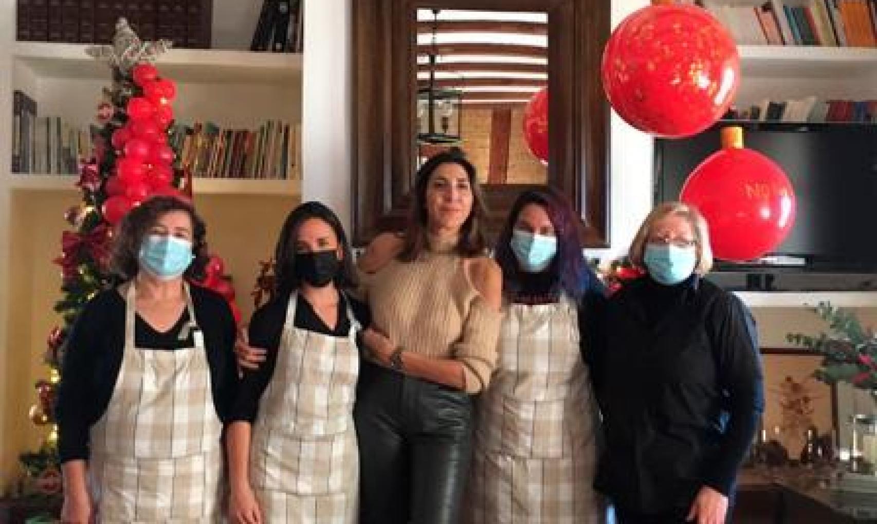 Paz Padilla junto a varias trabajadoras del Casón de la Pinilla