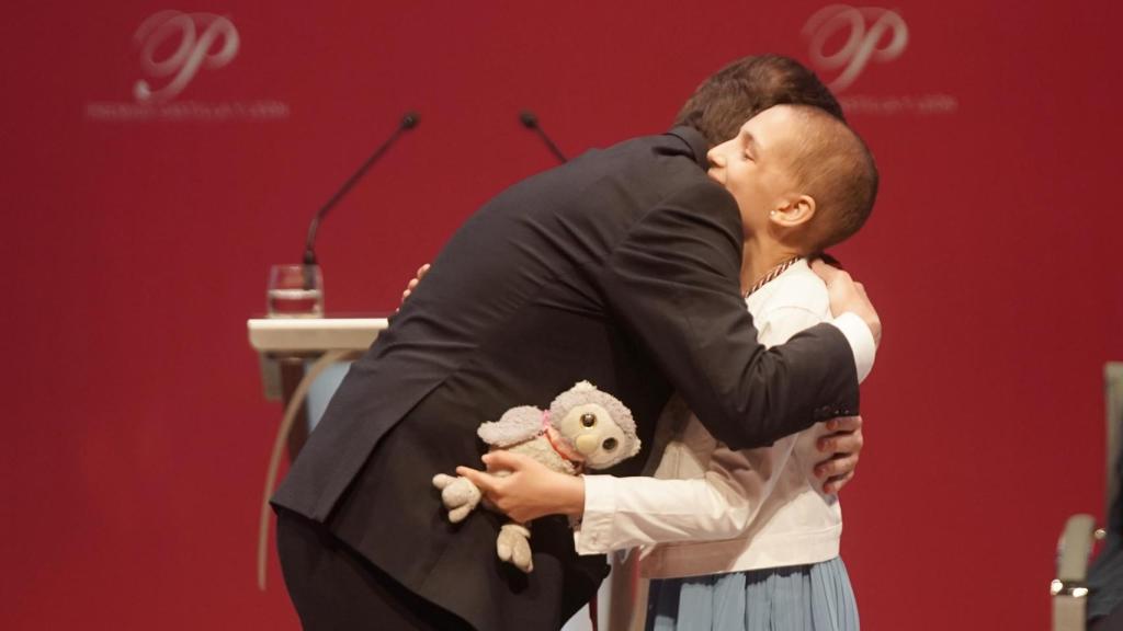 Mañueco abraza fuerte a María durante la entrega de los premios