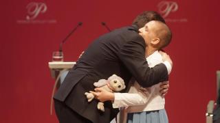 Mañueco abraza fuerte a María durante la entrega de los premios