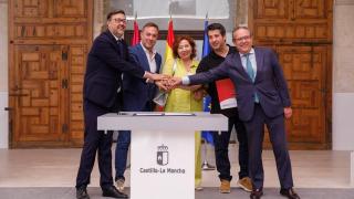 Firma del acuerdo de mejoras.