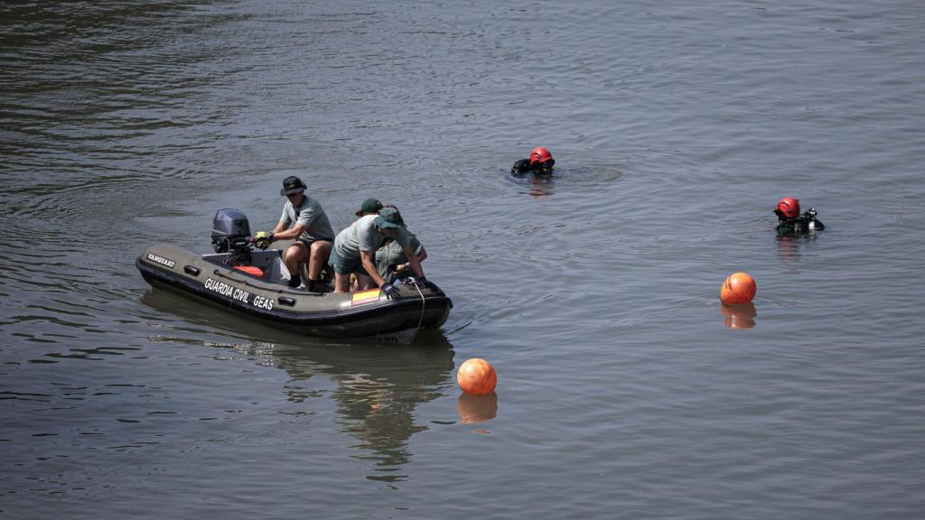 El Grupo Especial de Actividades Subacuáticas (GEAS) de la Guardia Civil busca en el río Júcar a las tres personas desaparecidas como consecuencia de la dana. Efe / Biel Aliño