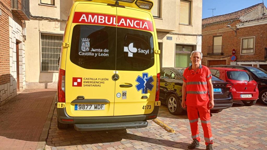Jaime Rubio, junto a la ambulancia del 112 de Castilla y León que conduce