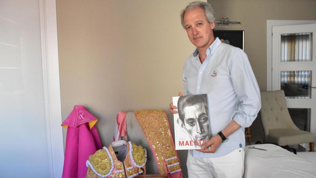 Jaime Rubio muestra el libro dedicado a Andrés Vázquez