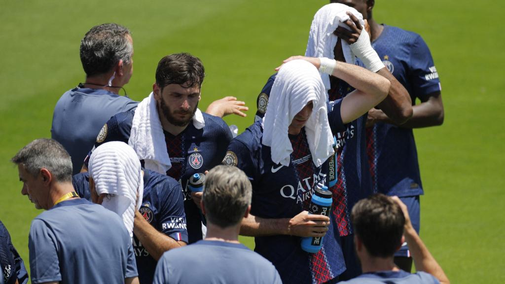Los jugadores del PSG sufren el calor durante el Mundial de Clubes.