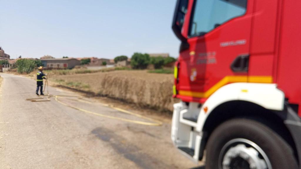 Los bomberos del Consorcio Provincial en un incendio en Morales del Vino