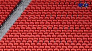 Dos aficionados del Chelsea en las gradas vacía del Mercedes-Benz Stadium de Atlanta