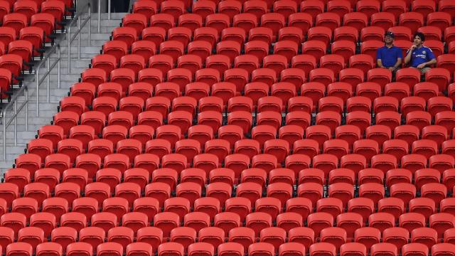 Dos aficionados del Chelsea en las gradas vacía del Mercedes-Benz Stadium de Atlanta