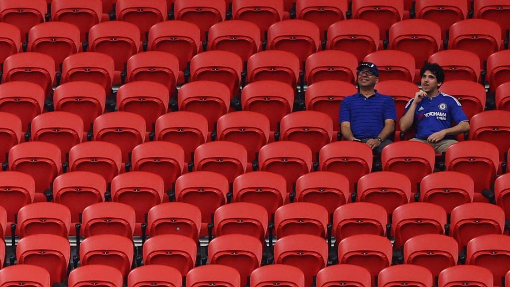 Dos aficionados del Chelsea en las gradas vacía del Mercedes-Benz Stadium de Atlanta