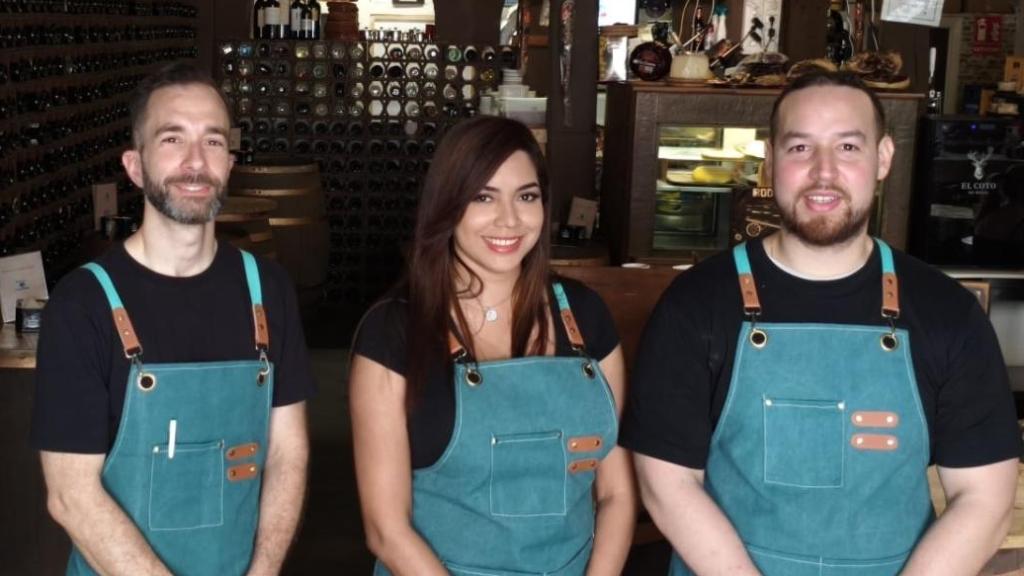 Andreína Roca, Óscar González y César López, propietarios de O Carreteiro en A Coruña