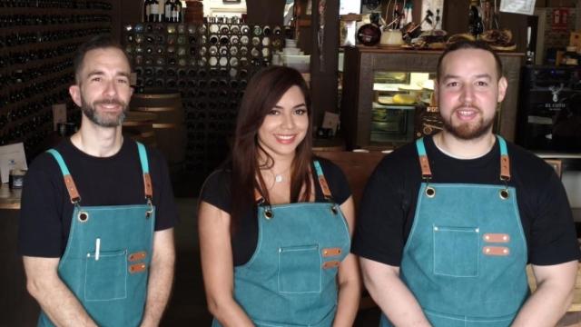 Andreína Roca, Óscar González y César López, propietarios de O Carreteiro en A Coruña