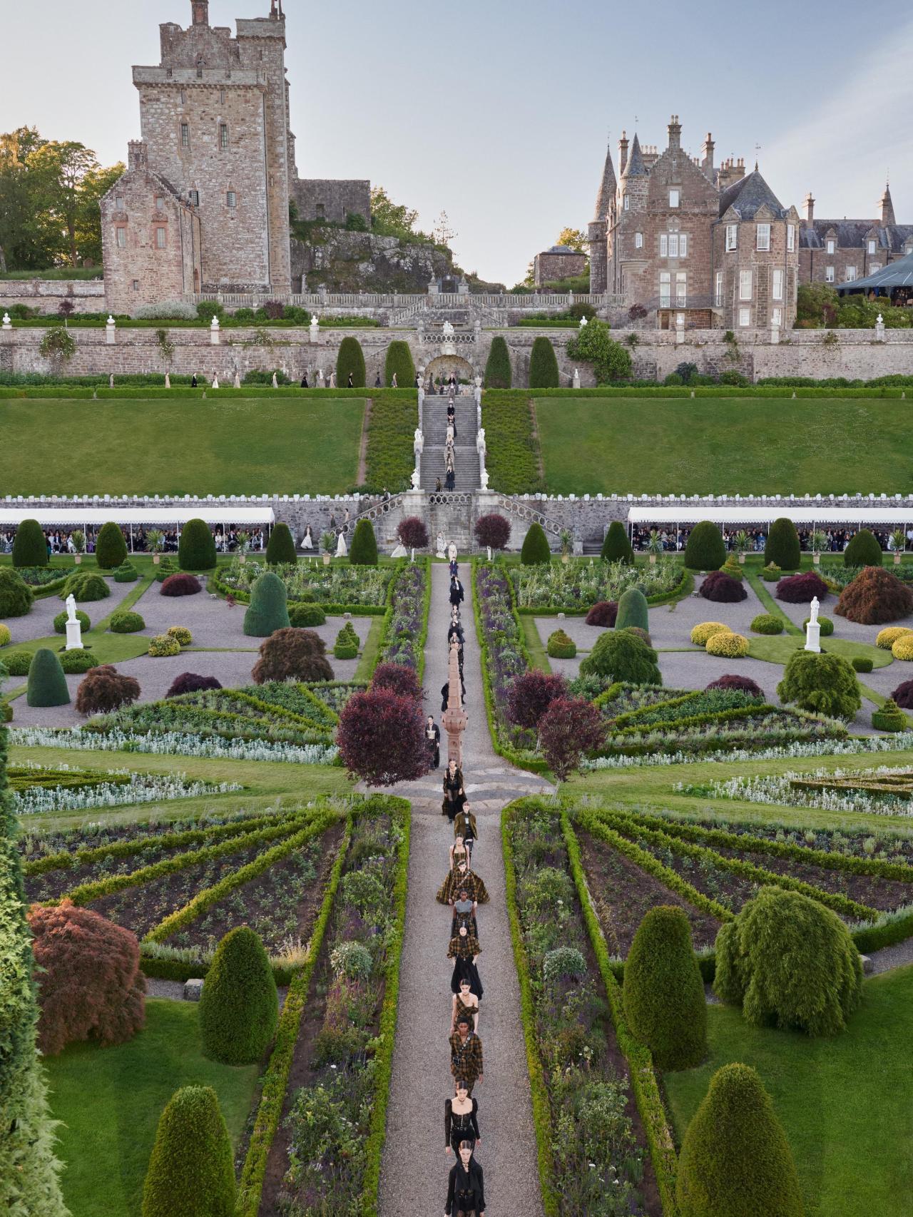 El desfile se celebró en los jardines del castillo de Drummond, en Perthshire.