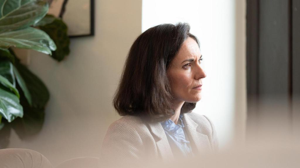 La comunicadora, sumergida en la conversación.