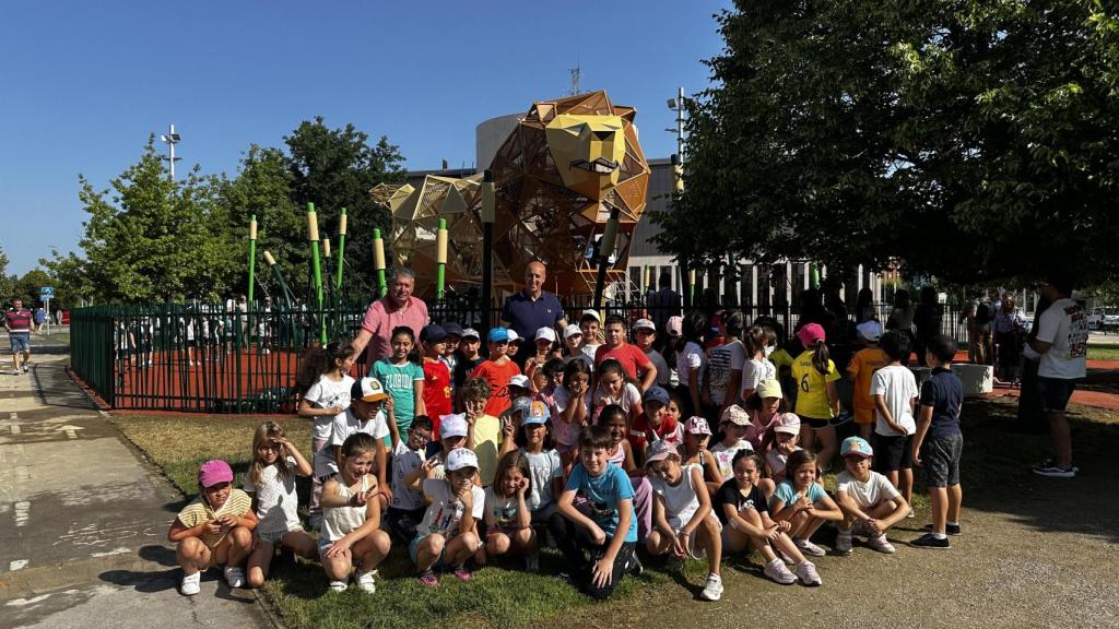 El alcalde de León, José Antonio Diez, junto a niños inaugurando el parque